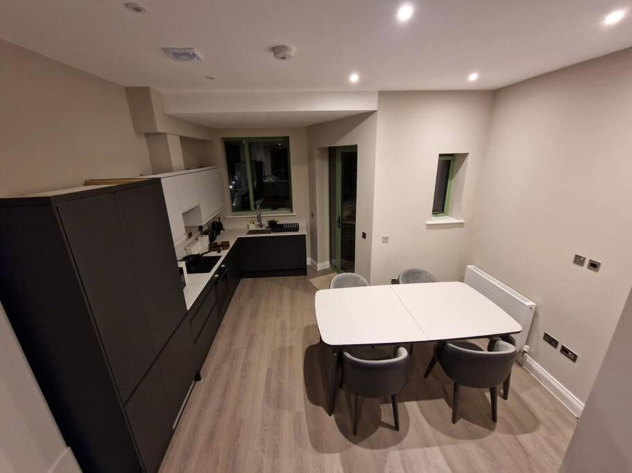 הוילה אדמונטון Stunning Newbuilt 3 Bed House Sleeps 9 מראה חיצוני תמונה